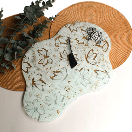 Mariposa blanca irregular serving board